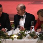 Merkel woos Cameron at Hamburg banquet