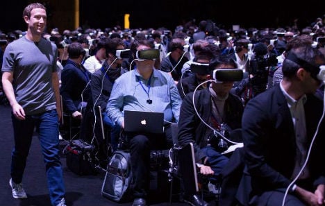 Virtual reality and rolling bots: This is Mobile World Congress