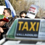 Madrid cabbies stage protest over Uber-type competition