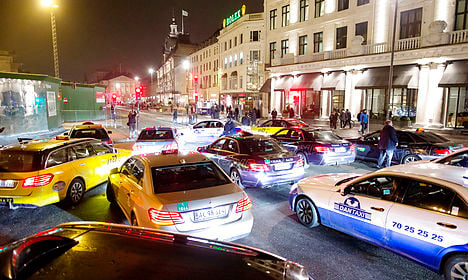 Copenhagen cab drivers stop traffic to protest Uber