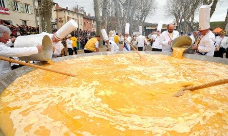 15,000 eggs smashed for France's giant Easter omelette