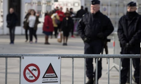 French police warn public after rumours of Paris attack
