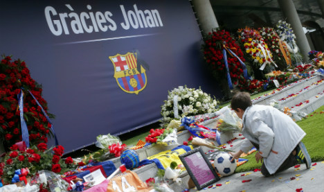 Thousands pay respects at memorial to legendary Cruyff