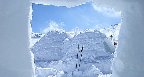 Injury forces skiers to build igloo to survive