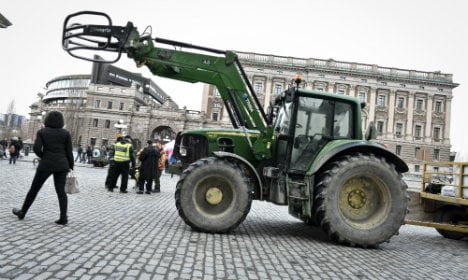 Swedish tractors create Easter traffic chaos