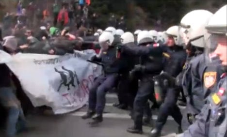 Clashes as Austria pledges to deploy soldiers to Italy border