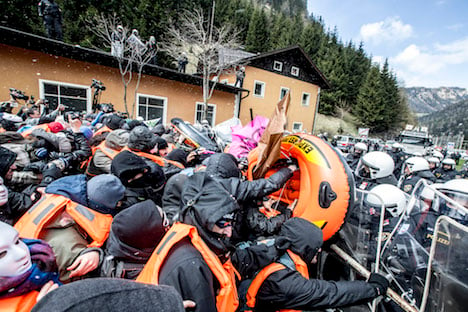 Demonstrators face pepper spray over Brenner pass