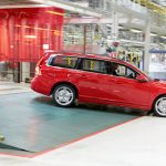 The last-ever Volvo V70 rolls off the production line in 2016.Photo: Volvo