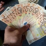 Italian sisters – and their dog – return lost €10,000 to owner