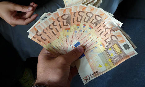 Italian sisters – and their dog – return lost €10,000 to owner