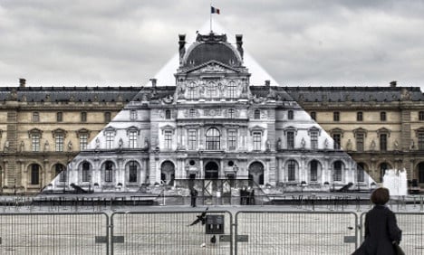 Paris: Street artist makes the Louvre pyramid disappear
