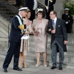 King Carl XVI Gustaf explaining something to Prince Daniel's parents, Ewa and Olle Westling.Photo: Jessica Gow/TT