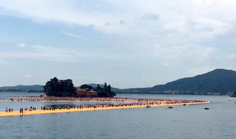 Chaos at Italian lake as crowds try to 'walk on water'
