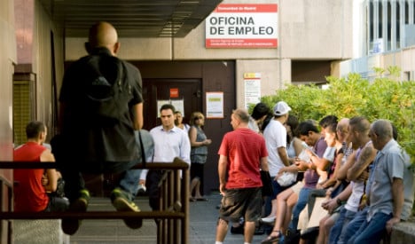 Spanish unemployment drops ahead of general election