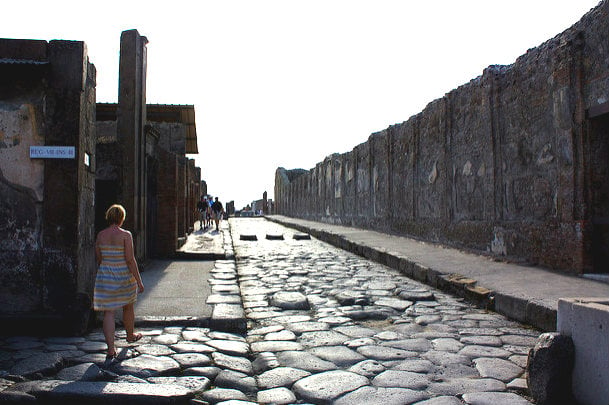 Pompeii chief wants refugees to tend to Italy's ruins