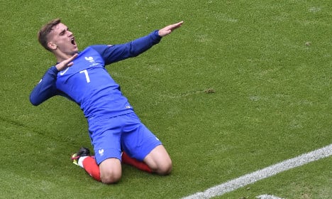 France survive Irish scare to make quarter-final