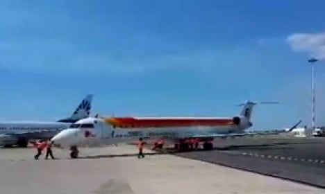 Video: Rome airport staff give passenger jet a 'push start'