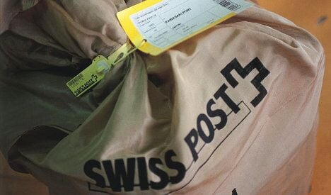 Swiss Post moves to accept debit cards – sometimes