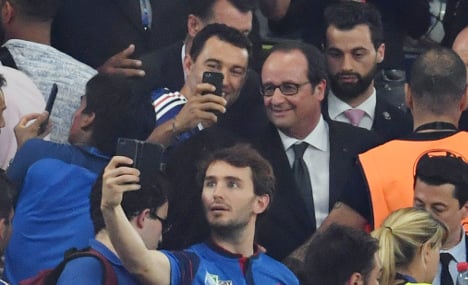 Hollande only Frenchman who won’t get a lift from Les Bleus