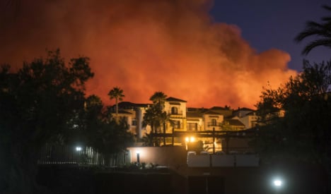 Wildfire forces holidaymakers to flee Costa del Sol hotels