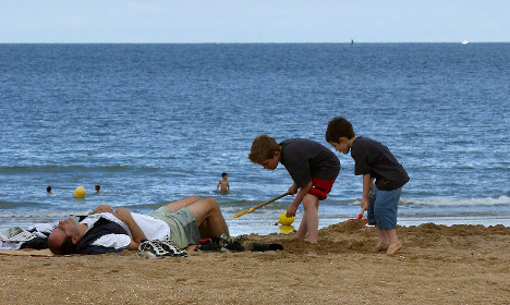 20-man human chain saves Frenchman from beach death