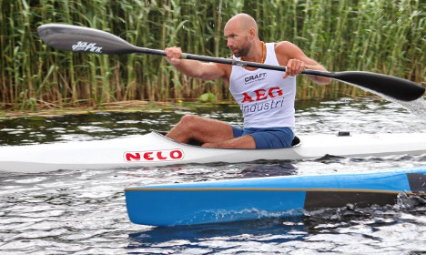 Watch this Swede roll a kayak without spilling a drop of beer