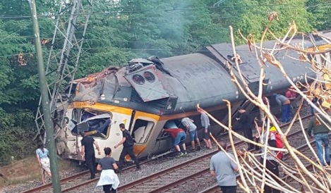 Four dead and dozens injured as train derails in Galicia
