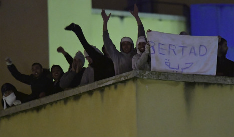 Migrants stage rooftop protest at Madrid detention centre