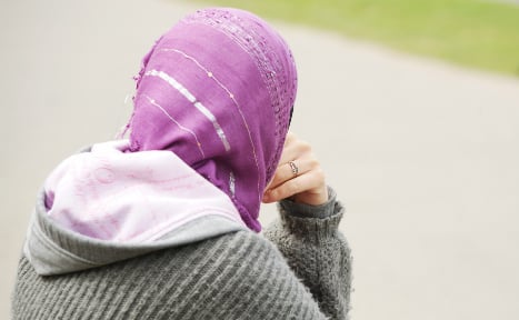 Woman sues dentist over job rejection for headscarf