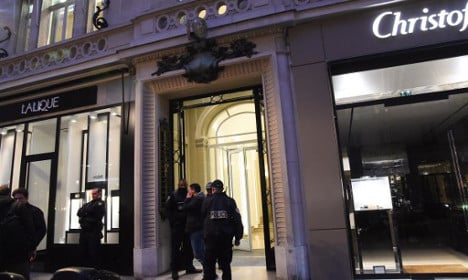 Paris thieves use tear gas to steal €500,000 of watches