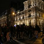Parisians cheer on protesting French police