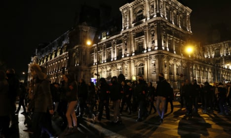 Parisians cheer on protesting French police