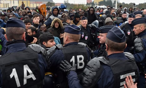 Migrants bussed out of Calais Jungle to all corners of France