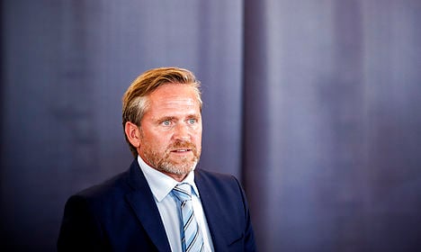 VIDEO: Danish party leader flips bottles like a boss
