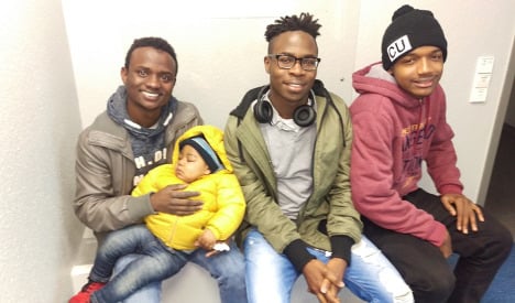Teen good Samaritans care for baby left alone on train