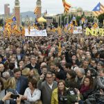 80,000 Catalans gather to back pro-independence leaders