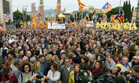 80,000 Catalans gather to back pro-independence leaders