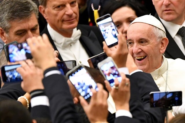 Pope goes shoe-shopping, Italians are delighted