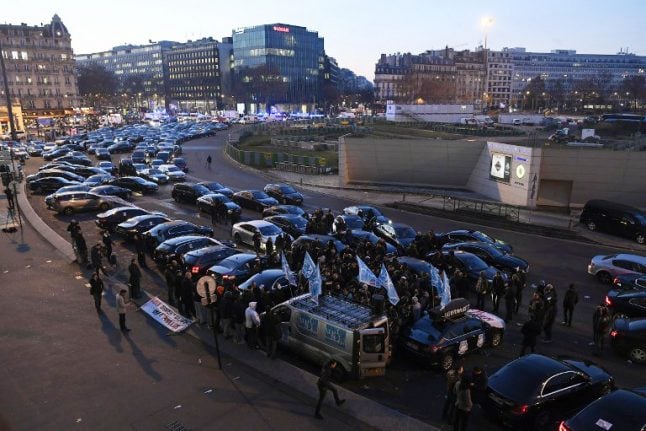 Missed flights and traffic chaos as mini-cab drivers protest in Paris