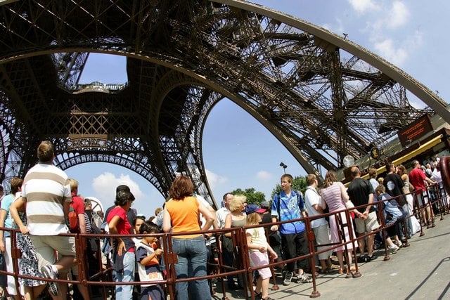 Paris plans to invest €300 million to shorten Eiffel Tower queues