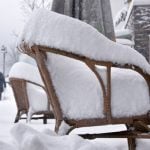 Lunch outside was not an option on Friday, as snow in Willingen piled on top of restaurant chairs.Photo: DPA