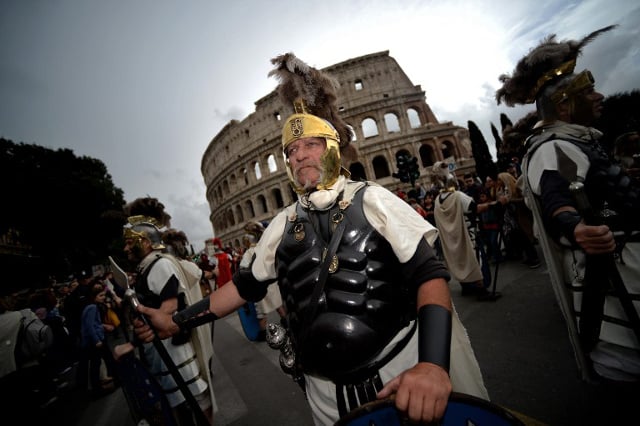 Rome 'gladiators' fined €800 for charging tourists for photos