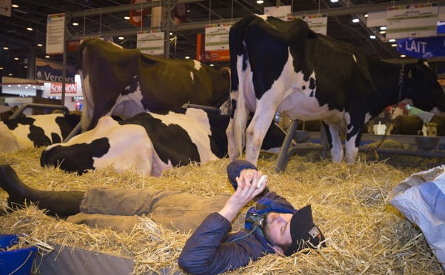 Fed up French farmers unimpressed by France's presidential hopefuls