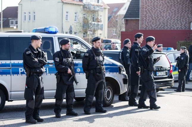 Police storm Duisburg bank, as robbers steal huge pile of cash