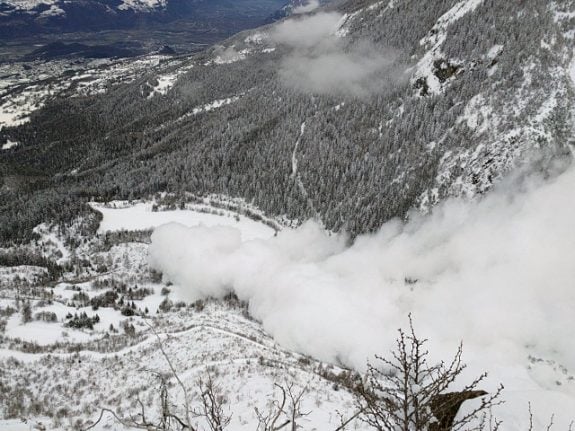 VIDEO: Swiss scientists spark massive avalanche
