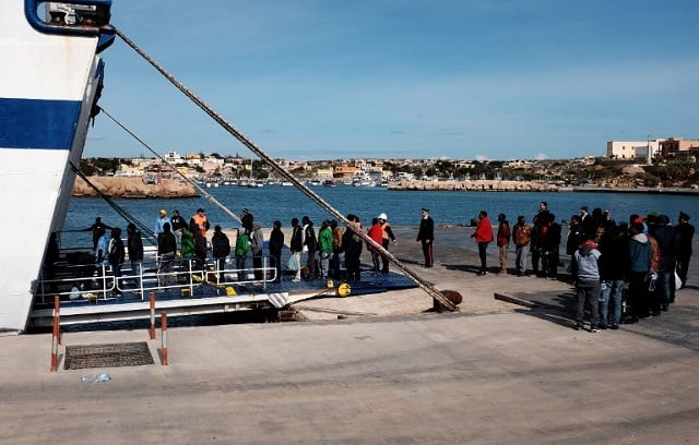Over 100 rescued migrants arrive in Lampedusa after turbulent journey