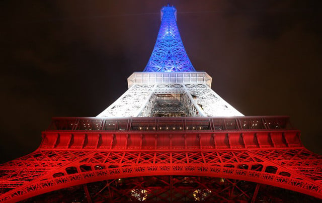 Eiffel Tower to go dark for St Petersburg victims after Paris mayor comes under pressure