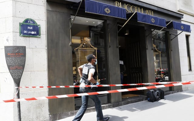 Armed jewel thieves stage daring heist on chic Paris store
