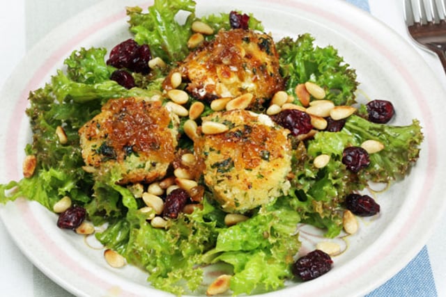 Swedish recipe: How to make warm goats' cheese salad with cranberries