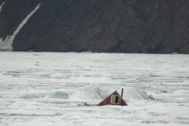Experts uncertain on cause of Greenland disaster